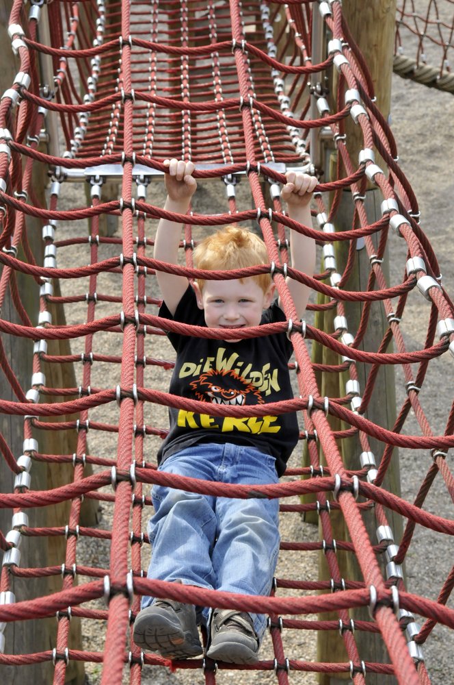 Kind Klettergeruest Bunt Spielplatz