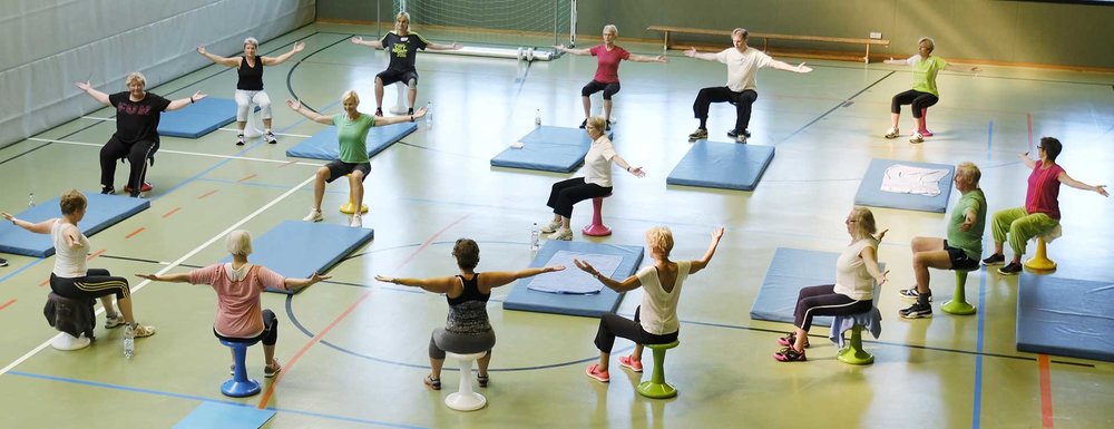 Bewegtes Altern … Hockergymnastik in Gruppen - ÜL-C Themenwelt